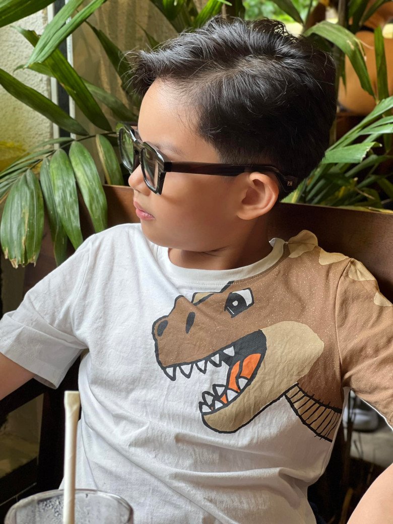 Con trai Khánh Thi Phan Hiển đeo kính, tạo tóc lãng tử được khen đẹp trai hơn bố - 3