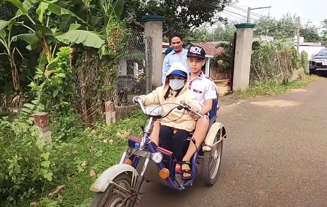 Chị Liên đưa con trai đến trường.