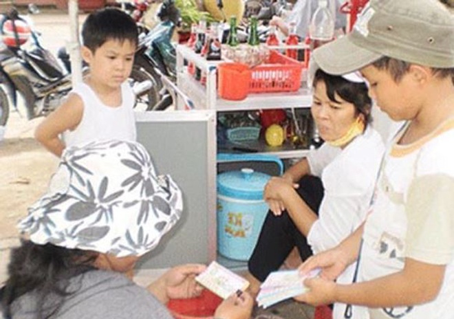  Nhiều người nghèo ham mua vé số với hi vọng đổi đời. (Ảnh minh hoạ)