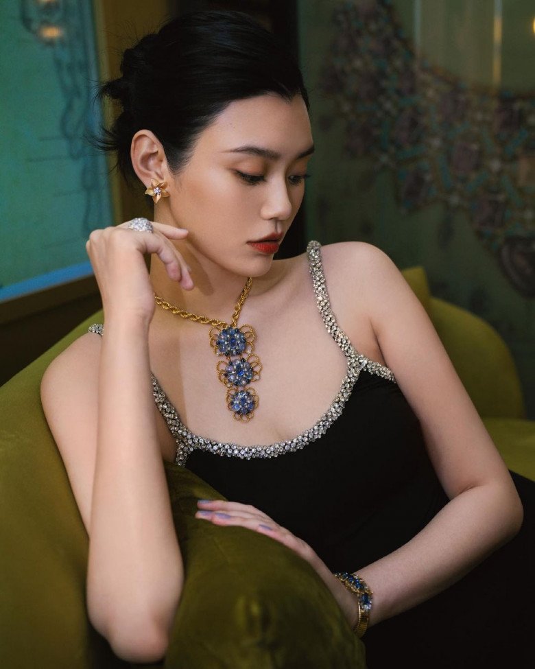 Người đẹp sau sinh 2 con sớm lấy lại phong độ nhan sắc. Thiên thần nội y đình đám của thương hiệu Victoria Secret sở hữu làn da trắng sứ cùng gương mặt xinh đẹp, đậm chất Á Đông.