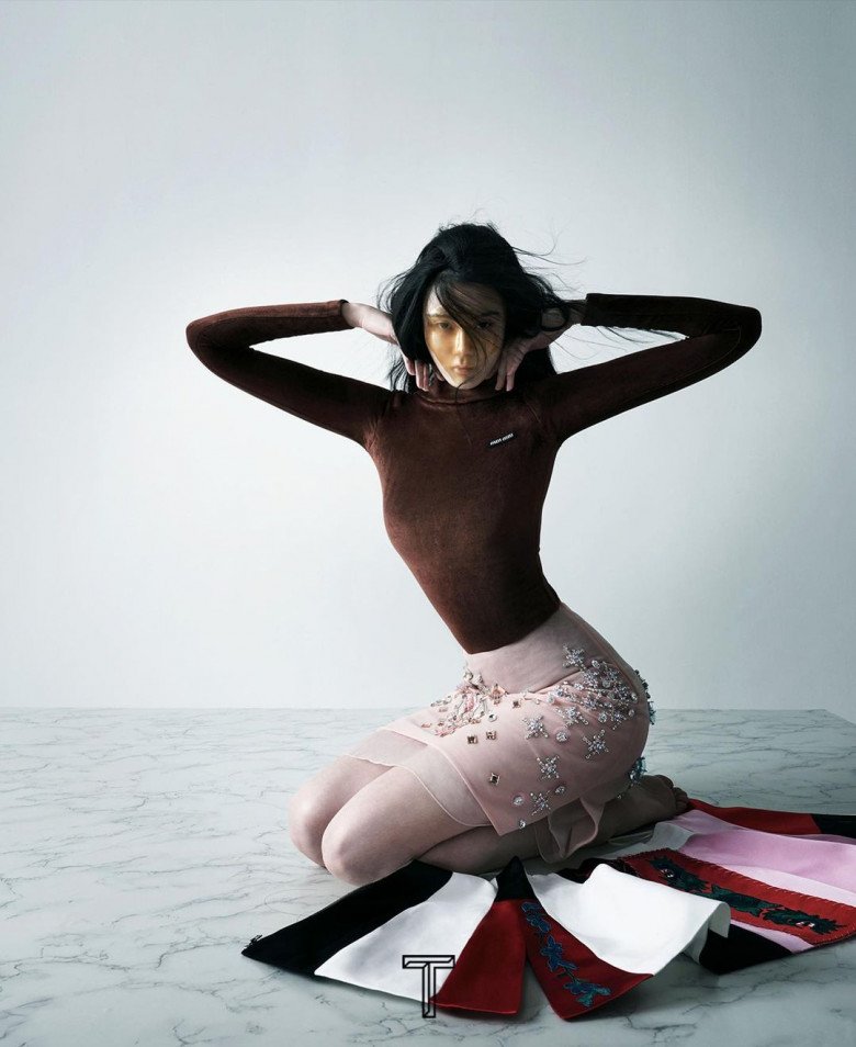 Thế nhưng, người đẹp đã rất chăm chỉ và nỗ lực để khẳng định bản thân trong làng mẫu Cbiz. Với sự nổi tiếng của gia tộc Vua sòng bài, chân dài giờ đây đã thăng hạng tên tuổi lên tầm cao mới.