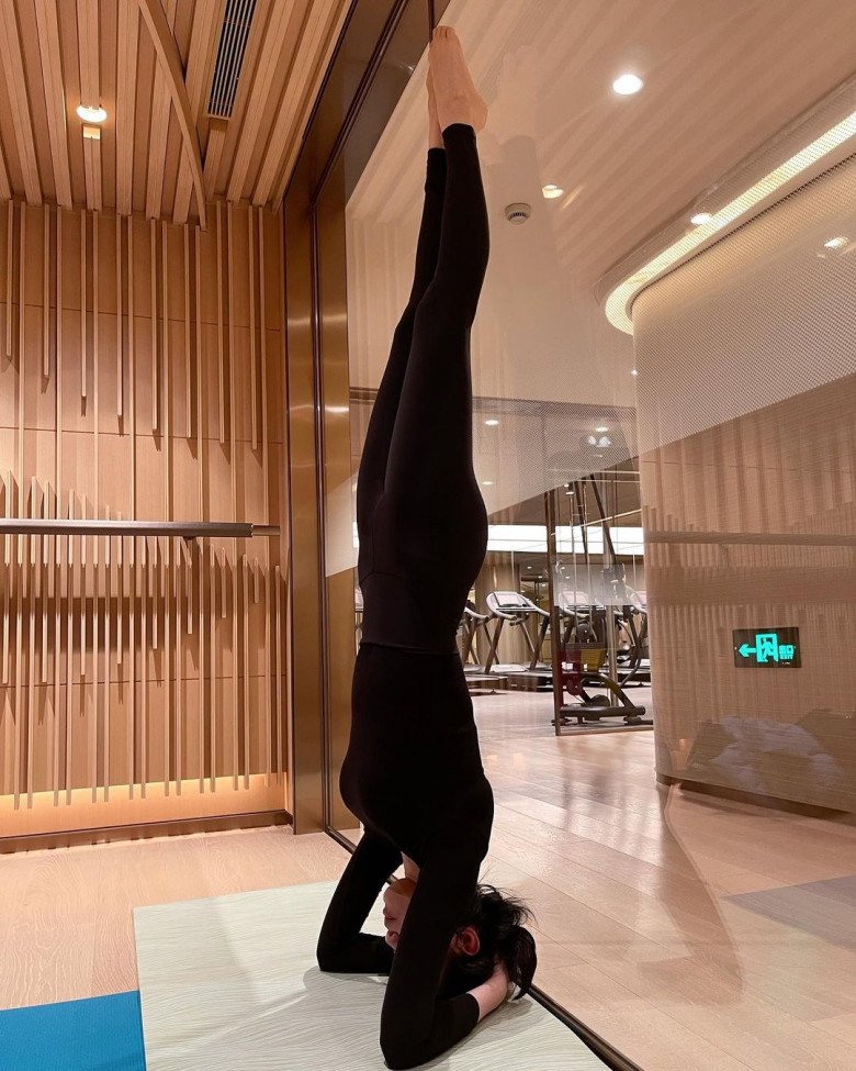 Dâu hào môn nhà Vua sòng bài Macau sau sinh đã hối hải đi tập luyện và khoe dáng thon gọn với tư thế đầu đội đất.