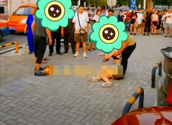 Bố chồng lao vào đánh ghen khi thấy con dâu đi với người khác, sững sờ khi nghe con dâu đáp trả - 1