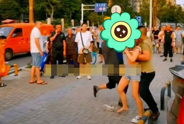 Bố chồng lao vào đánh ghen khi thấy con dâu đi với người khác, sững sờ khi nghe con dâu đáp trả - 2