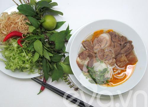 2 cách nấu bún bò Huế tại nhà ngon chuẩn vị, ai cũng làm được - 10