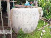 Tin tức - Lấy nước nấu cơm thấy có màu đỏ nhạt, người phụ nữ tá hỏa khi mở nắp bồn nước