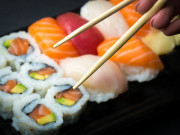 Sức khỏe - Người đàn ông suýt hoại tử tay vì ăn món Nhật nhiều người Việt thích, cảnh báo mối nguy ít ai để ý