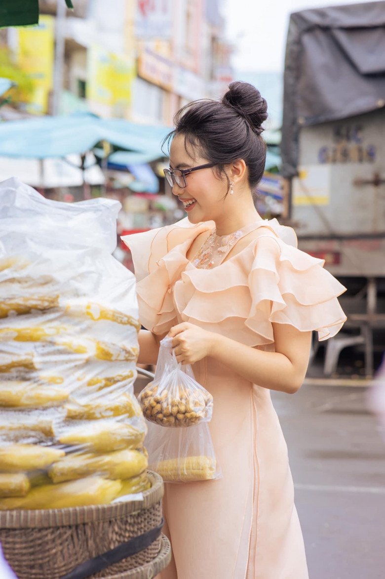 Phương Mỹ Chi mặc áo dài đi chợ, so với đàn chị Tăng Thanh Hà long lanh không thua kém - 9