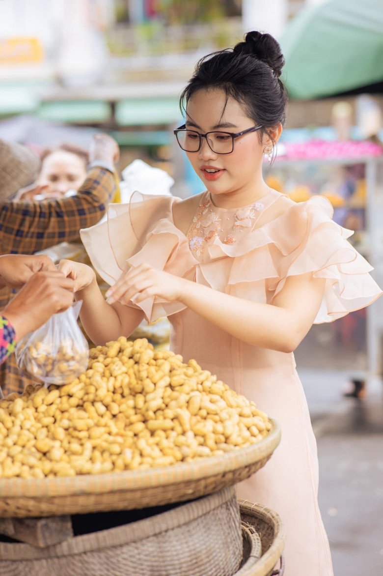 Phương Mỹ Chi mặc áo dài đi chợ, so với đàn chị Tăng Thanh Hà long lanh không thua kém - 8