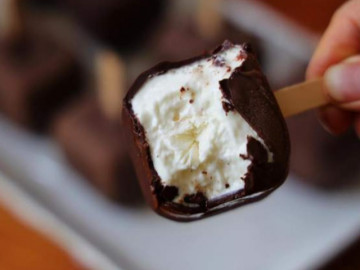 Cuối tuần rảnh rỗi làm kem bọc socola thơm ngon, lạnh tê lưỡi cho cả nhà giải nhiệt