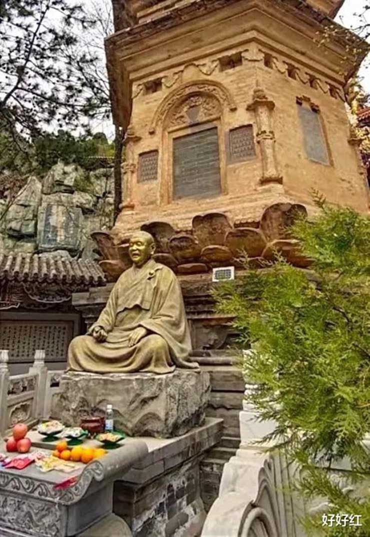 Choáng với ngôi chùa ngàn năm tuổi nổi tiếng với vẻ ngoài kỳ dị, bước vào chỉ thấy sợ - 6