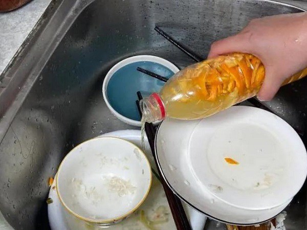 Nhét vỏ cam vào chai nước rỗng, tưởng rảnh rỗi mà lại tiết kiệm được kha khá tiền mỗi năm - 4