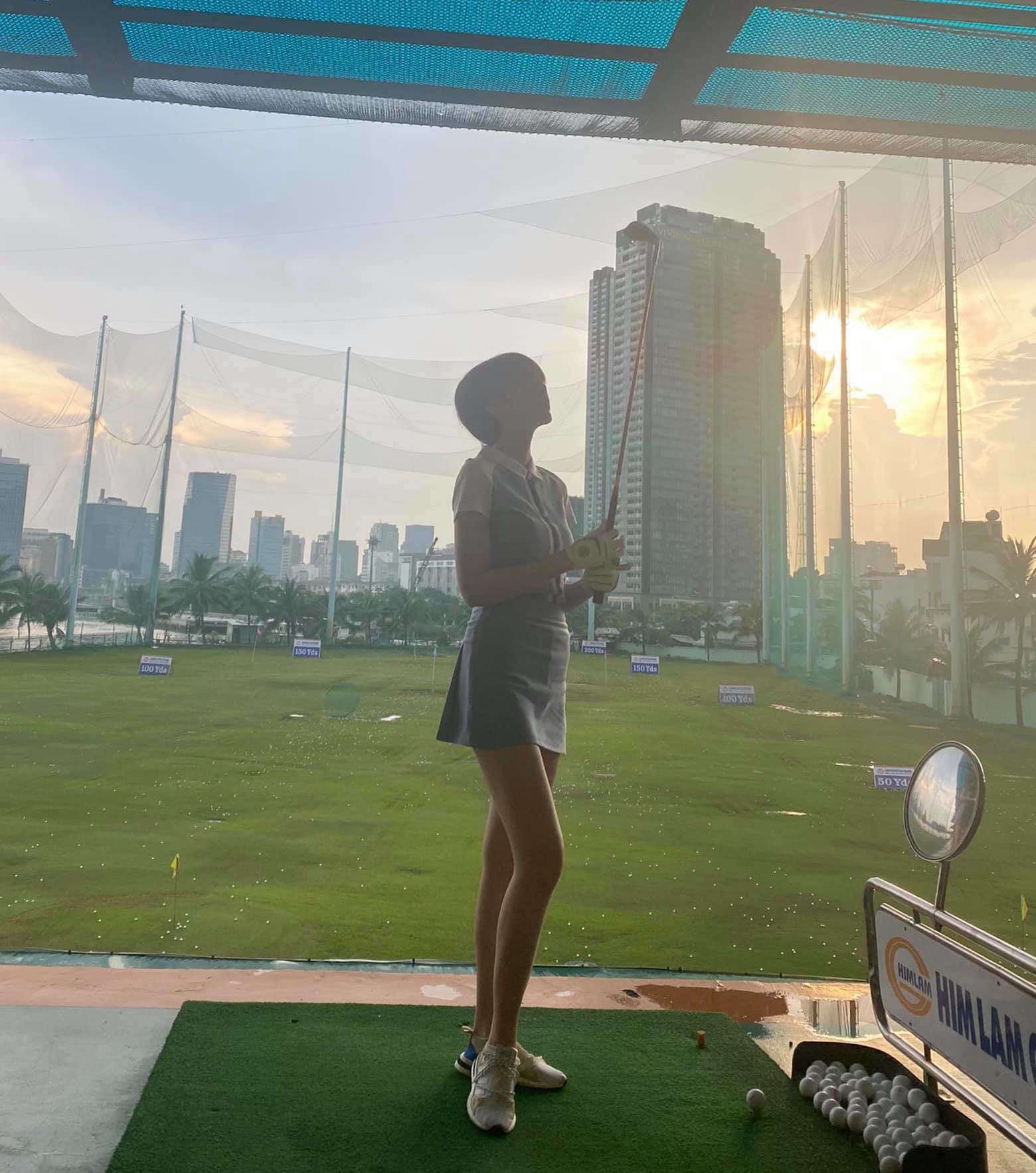 Bên cạnh gym, mỹ nhân gốc Cao Bằng còn là 1 golfer chính hiệu. Chăm chỉ thế này, chắc chắn body của cô sẽ còn đẹp hơn. Hi vọng, công chúng sẽ được gặp Hồng Diễm ở 1 cuộc thi tương lai gần.