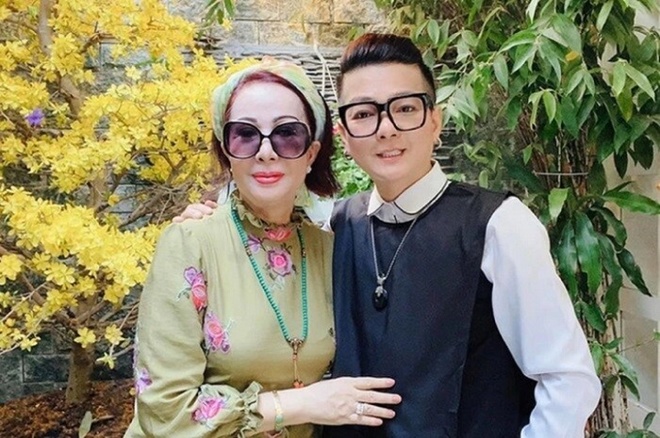 Đang ở đỉnh cao sự nghiệp, Vũ Hà bí mật kết hôn với ca sĩ Huyền Vân, lớn hơn anh 8 tuổi.