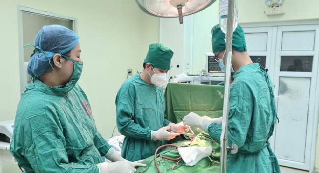Các bác sĩ Bệnh viện Việt Nam - Thụy Điển Uông Bí tiến hành phẫu thuật cho bệnh nhi. Ảnh: BVCC.