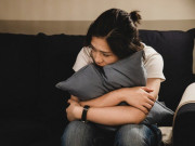 Làm vợ - Nhường phòng cho vợ chồng chị gái ngủ, sáng sớm vào dọn nhìn ga giường tôi chết đứng