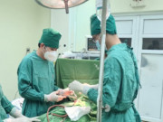 Sức khỏe - Bé trai Quảng Ninh bị mảnh vỡ bồn rửa mặt đâm xuyên bụng, BS cảnh báo bố mẹ chú ý việc này
