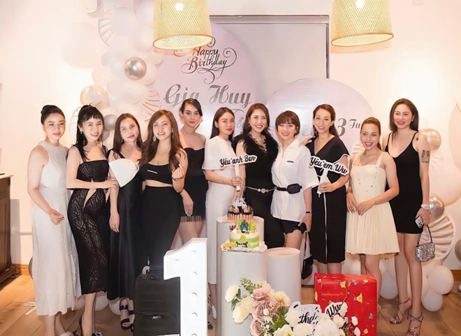 Ngoại hình của nữ ca sĩ sau chưa đầy 3 tháng sinh con được nhiều người chú ý.