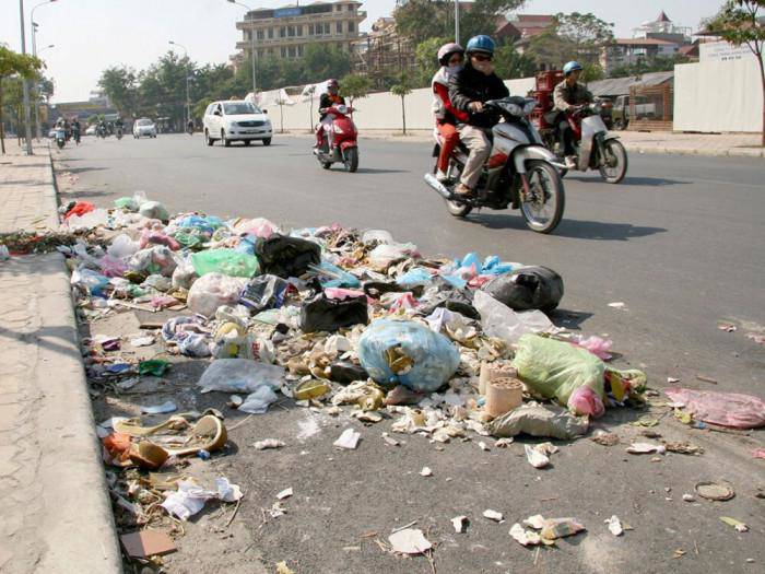 Từ ngày 25/8, vứt rác trên vỉa hè, lòng đường sẽ bị phạt đến 2 triệu đồng - 1