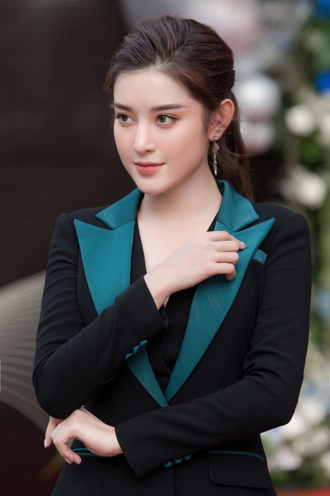 Tại sự kiện, Huyền My gây ấn tượng khi trút bỏ váy vóc kiêu sa, phong cách nữ tính thường thấy để diện trang phục menswear mạnh mẽ. 