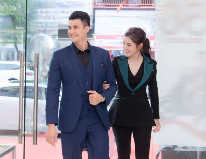 Huyền My và Vĩnh Thuỵ thu hút mọi ánh nhìn khi có khoảnh khắc khoác tay nhau thân thiết, tình tứ.