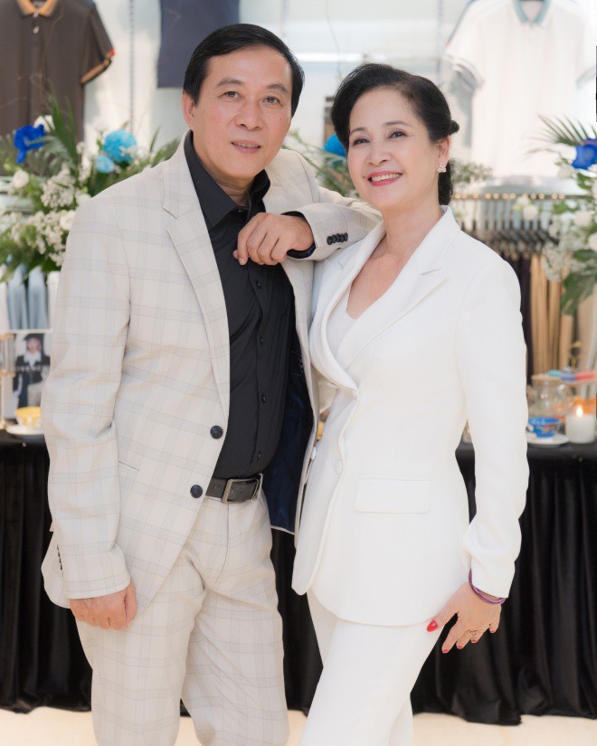 Vợ chồng NSND Lan Hương - NSƯT Đỗ Kỷ cũng góp mặt tại sự kiện. Cặp đôi được nhận xét trông trẻ trung trong trang phục đồng điệu. Hiện NSND Lan Hương đang có vai diễn ấn tượng trong Thương ngày nắng về.