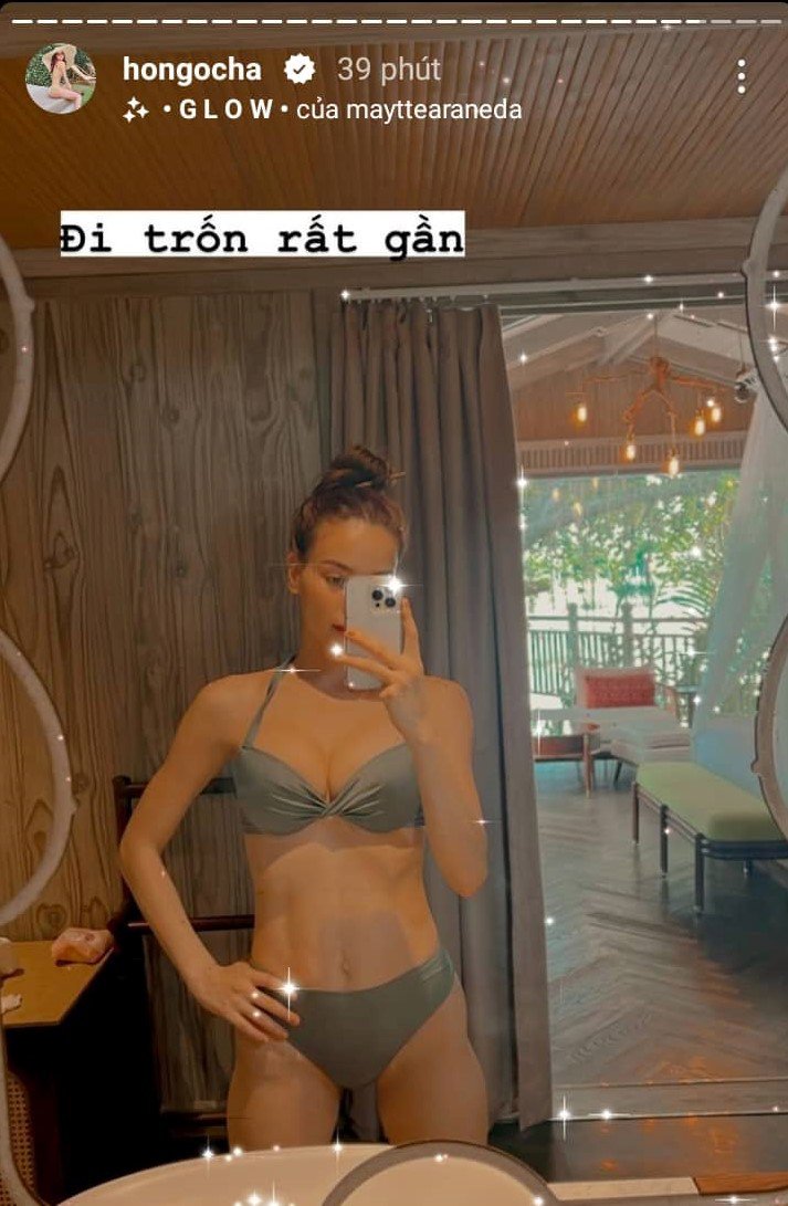 Người đẹp còn chứng thực cả cơ bụng số 11 với áo tắm khiến ai nấy phải thán phục. Nhìn vào tạo hình của lỗ rốn có thể thấy độ lean (khô mỡ) của vòng bụng bà mẹ đông con xịn chẳng khác vận động viên.