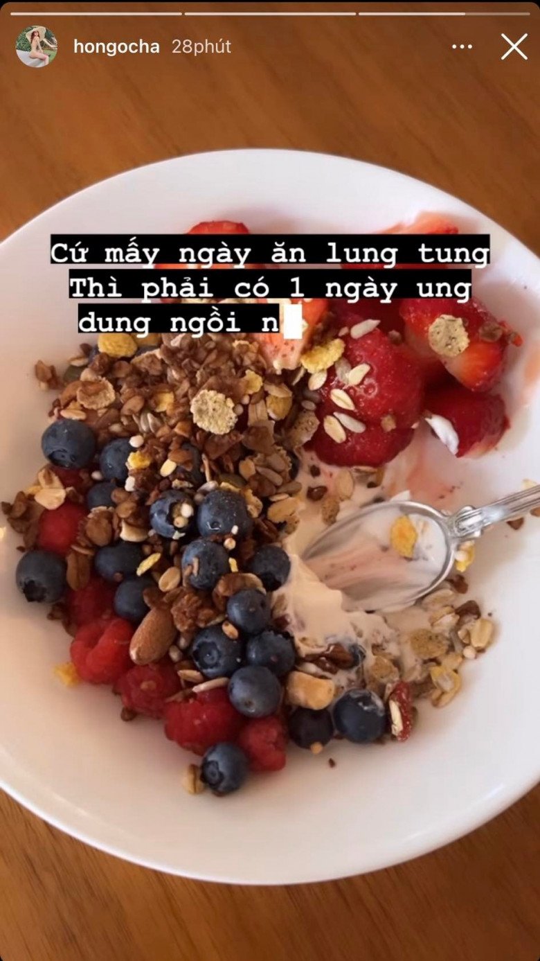 Tô đồ ăn của cô bao gồm 3 nguyên liệu chính là hoa quả tươi (việt quất, dâu tây, phúc bồn tử), granola và sữa chua.