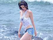 Thời trang - Nữ cảnh sát sexy nhất màn ảnh cứ đi biển là mặc hở triệt để, khoe thân hình ngọc ngà không có điểm chê