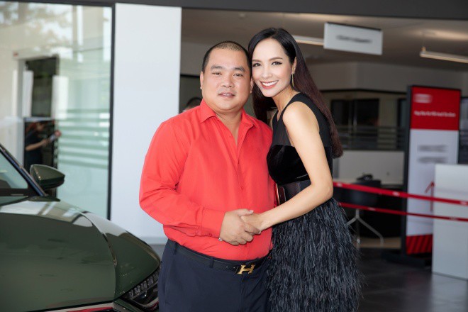 Cô và ông xã là nhạc sĩ Minh Khang khiến nhiều người ngưỡng mộ khi vẫn mặn nồng như thuở ban đầu.