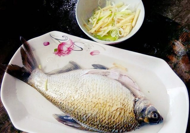 Nấu món cá hấp có nên ướp muối trước? Nhiều người làm sai bảo sao thịt cá khô, vị kém ngon - 3