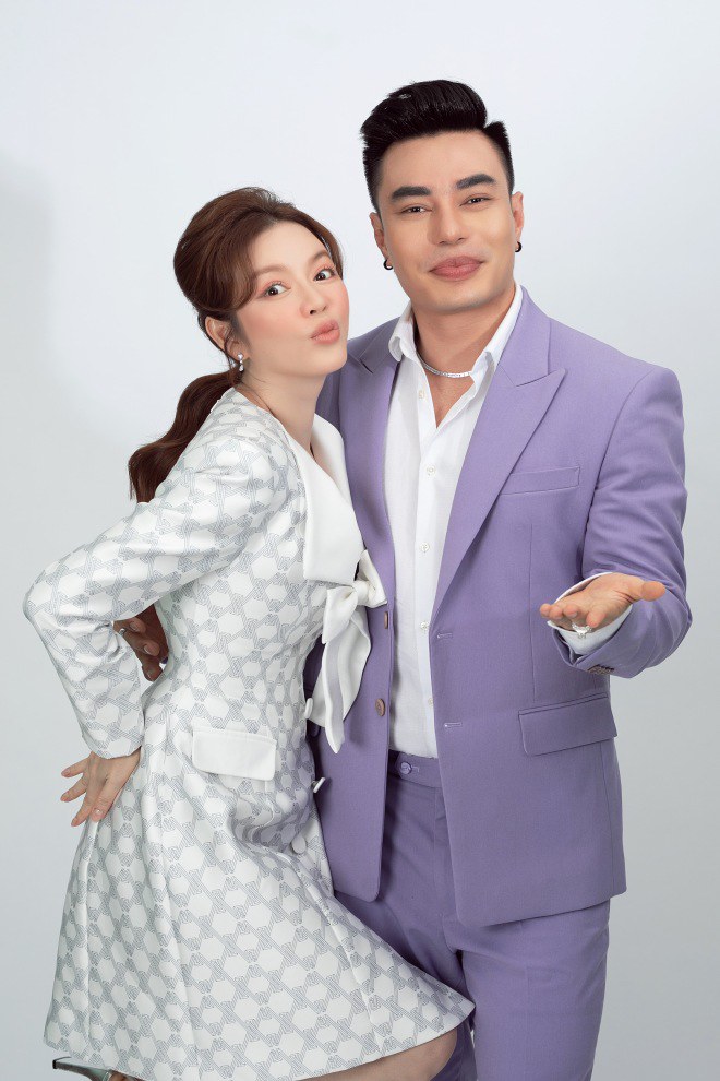 Gần đây, Lý Nhã Kỳ và Lê Dương Bảo Lâm có mối quan hệ khá thân thiết. Ngoài việc tham gia chung một vài gameshow, cả 2 cũng thường xuyên gặp gỡ ngoài đời, có mặt trong những dịp quan trọng của nhau.