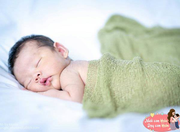 Mẹ lo con bị bẹp đầu, dùng ngay 4 mẹo hay này, đầu bé sẽ tròn xinh lại ngay - 3
