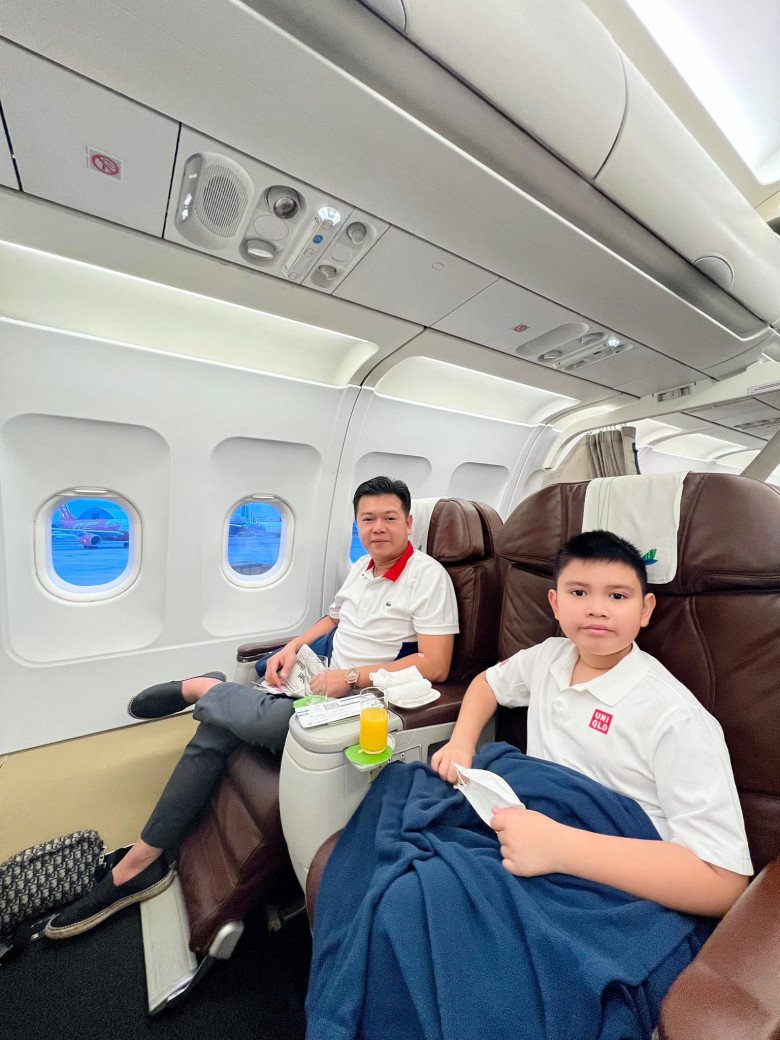 Sau gần 8 năm bố mẹ ly hôn, con trai MC Quỳnh Chi tự hào khi lần đầu được ngồi ăn cả gia đình - 4