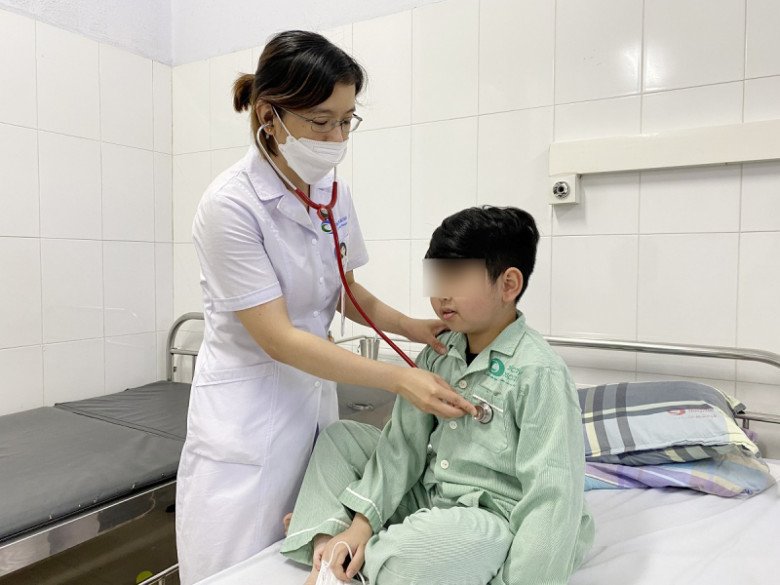 Bác sĩ CKI Nguyễn Thị Sơn, Bệnh viện Bãi Cháy khám cho trẻ bị suy tuyến thượng thận do dùng thuốc có corticoid dài ngày. Ảnh: BV Bãi Cháy.