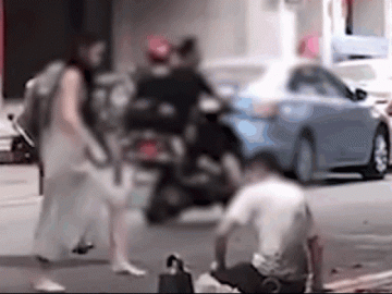  Clip: Cô gái tung cước đánh bạn trai dã man giữa phố và lý do khó tin 