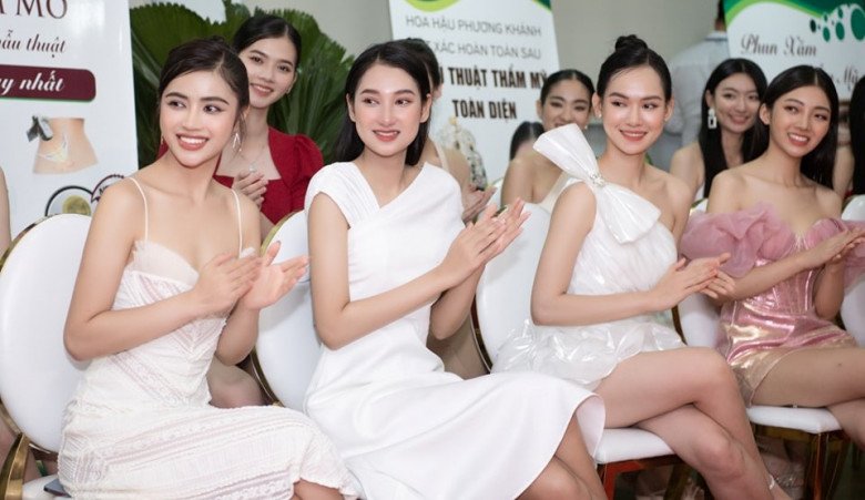 Trong các tấm hình đồng hành cùng với các thí sinh khác trong cuộc thi, sự xuất hiện của Phương Linh luôn là tâm điểm của tấm hình vì nhan sắc quá ấn tượng.