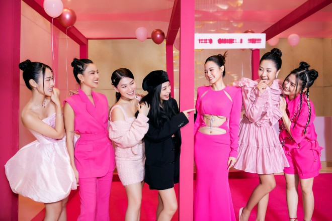 7 người đẹp của showbiz Việt hội tụ trên ghế nóng.