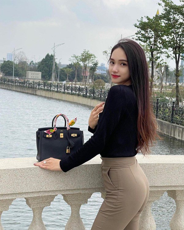 Chẳng cần diện đồ hở, cô vẫn khoe được đường cong body phúc hậu.