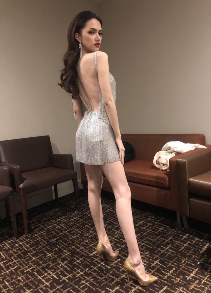 Sau đăng quang ngôi hoa hậu quốc tế, Hương Giang bị sức nặng của chiếc vương miện làm cho sụt kí nặng. Cô liên tục xuất hiện với hình ảnh ốm yếu đến thương.