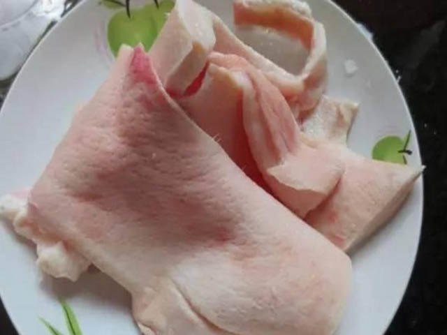 Da heo (hay còn gọi là da lợn, bì heo) là phần da của con heo, được cạo sạch lông.