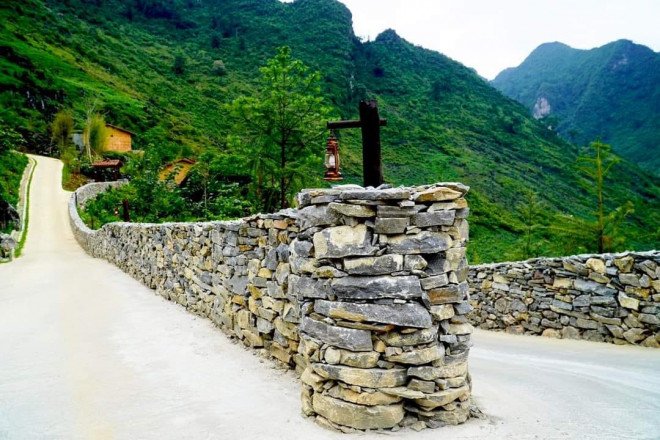 Đá được sắp đặt gọn gàng để làm hàng rào