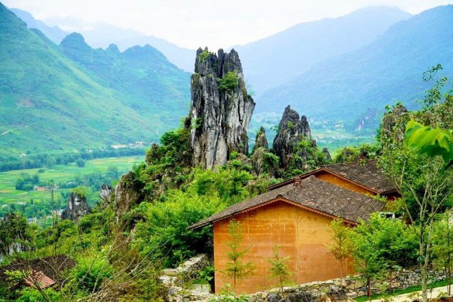 Nhà dựa vào đá, hàng rào bằng đá, đá che chở cho người dân nơi đây