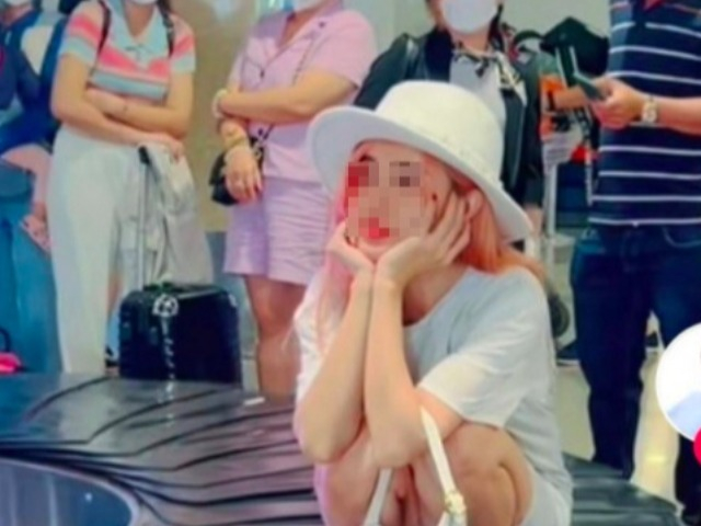 Tin tức 24h: Danh tính cô gái cố ý ngồi xổm lên băng chuyền hành lý ở sân bay