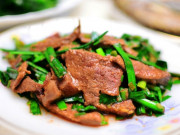 Bếp Eva - Xào gan lợn hay bị khô và tanh, đầu bếp mách 3 chiêu giúp món ăn thơm ngon hoàn hảo