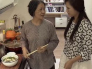 Làm vợ - Mẹ đẻ lên chơi tôi gói cho bà ít đồ ăn thừa mang về, mẹ chồng liền chạy tới giật lại