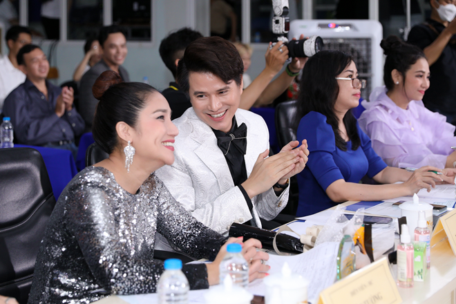 Cả hai không chỉ chấm thi mà còn truyền đạt những kinh nghiệm của mình trong lĩnh vực dẫn chương trình truyền hình.