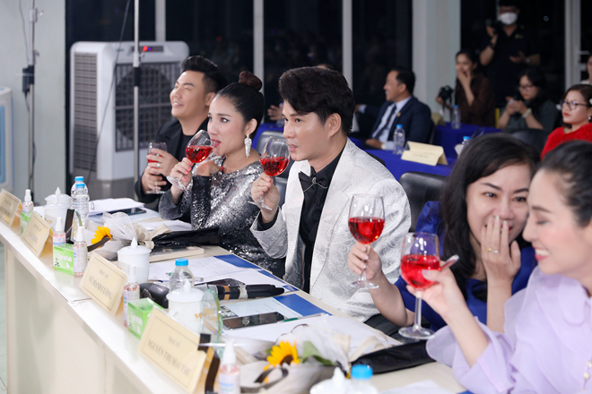 emTự dưng mình cảm thấy khi tình yêu lên tiếng thì tất cả mọi thứ khác đều không còn ý nghĩa nữa. Rất nhiều áp lực đến từ cuộc sống, từ xã hội nhưng hai bạn đã vượt qua. Điều đó khiến tôi và chị Cát Tường rưng rưng trên ghế nóng”, /emnam MC bày tỏ.