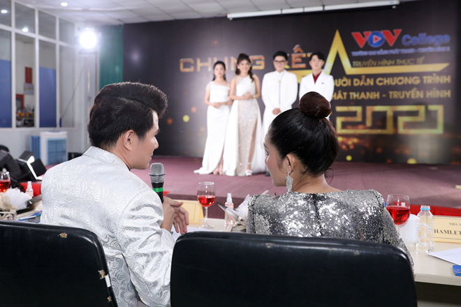 Vũ Mạnh Cường tâm sự anh mong muốn hỗ trợ để các bạn trẻ có hướng đi thuận lợi hơn so với mình ngày trước, chính vì thế nam MC không ngại giấu nghề để chia sẻ, động viên các bạn.