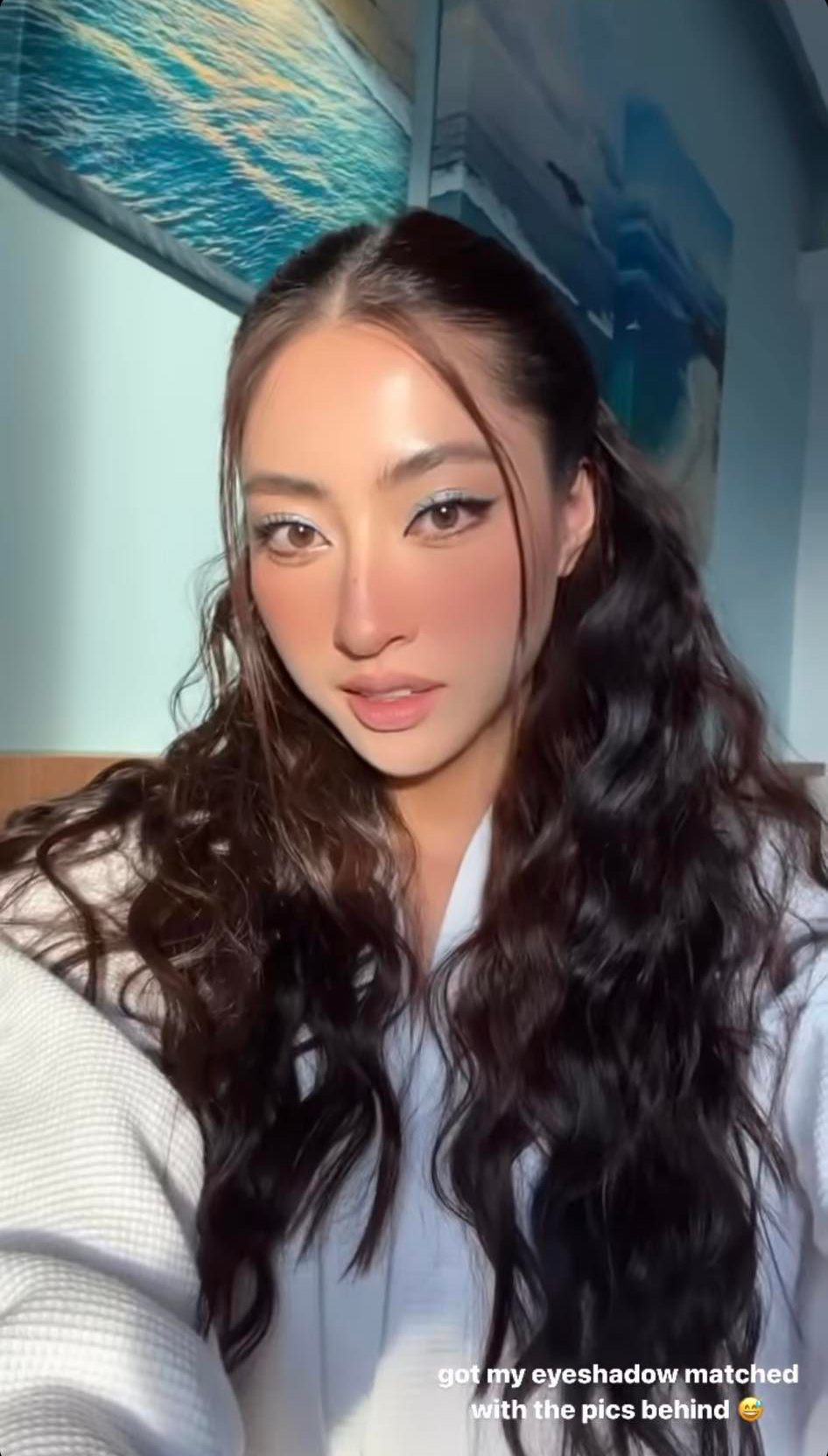 Lương Thuỳ Linh có đôi mắt lớn với phần cầu mắt hơi lồi. Do đó, cô nàng thường phải kéo phần eyeliner dài ra để cân bằng lại hình thể đôi mắt.